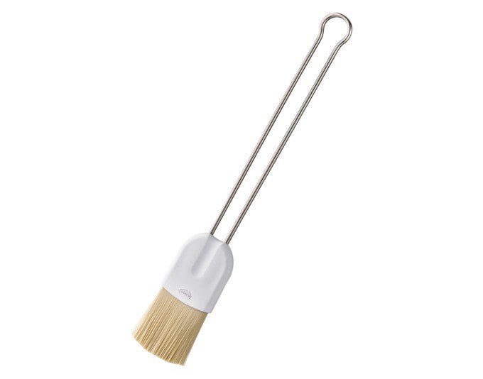 RÖSLE Backpinsel Pro mit silbernem Edelstahl-Drahtgriff und hellen PBT-Kunststoffborsten, flach geformt, Länge etwa 23 cm.