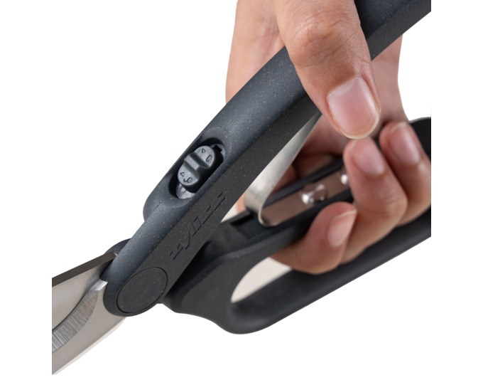 Graue ZYLISS Allzweckschere aus Edelstahl und Weizenstroh mit ergonomischem Griff und gekerbter Klinge, Länge 21 cm, liegend fotografiert.