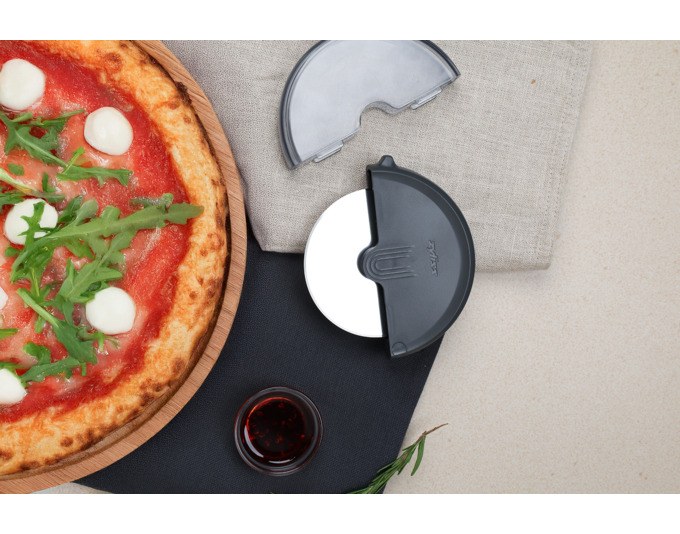 Graues ZYLISS Pizzarad aus Weizenstroh mit Edelstahlklinge, rundes Schneidrad mit ergonomischem Griff und Klingenschutz.