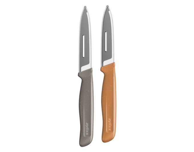 Zwei Küchenmesser mit Edelstahlklingen, eines glatt, eines mit Wellenschliff, Griffe aus grau-orangem Weizenstroh, mit Klingenschutz.
