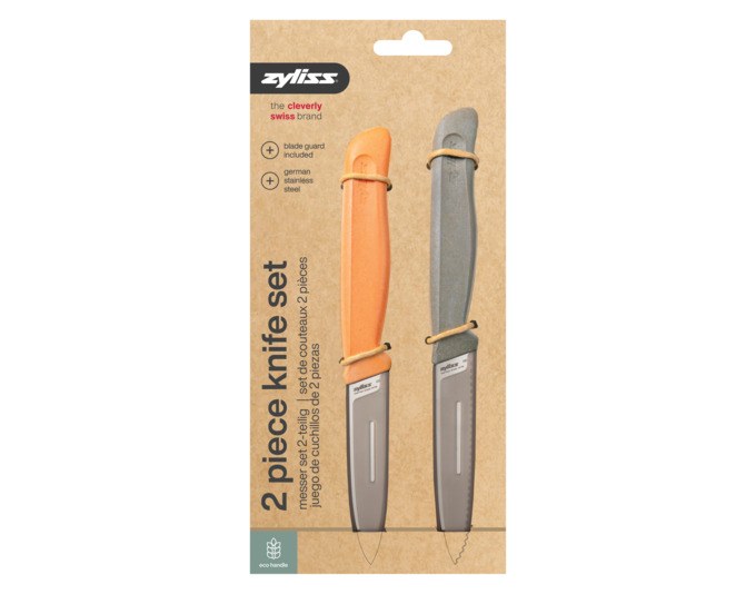 Zwei Küchenmesser mit Edelstahlklingen, eines glatt, eines mit Wellenschliff, Griffe aus grau-orangem Weizenstroh, mit Klingenschutz.