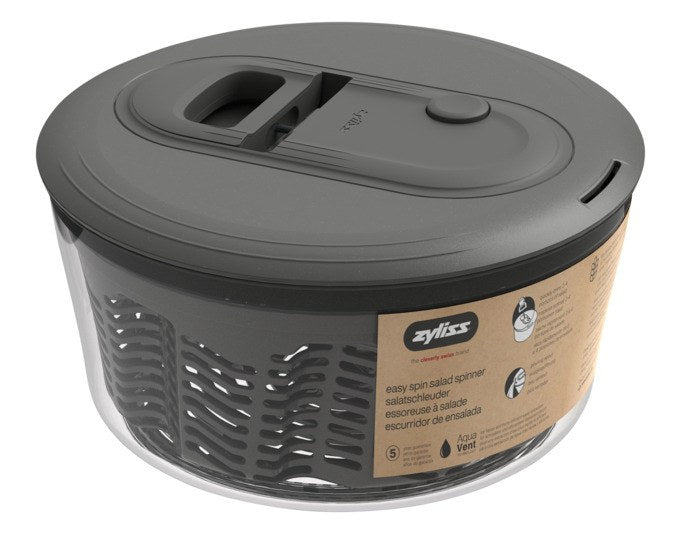 Schwarze ZYLISS Salatschleuder Classic Easy Spin S mit transparenter Schüssel, Zugschnur, Deckel und ausklappbarem Griff auf rutschfestem Fuss.