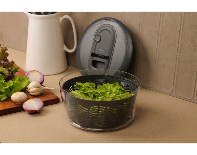 Schwarze ZYLISS Salatschleuder Classic Easy Spin S mit transparenter Schüssel, Zugschnur, Deckel und ausklappbarem Griff auf rutschfestem Fuss.