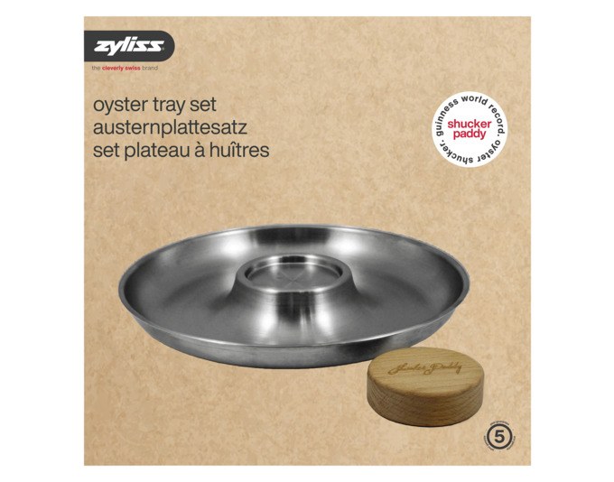 Silberfarbenes Edelstahltablett mit rundem Holzpuck in der Mitte, ZYLISS Austernplatte Shucker Paddy Set 2in1, Draufsicht auf glatter Oberfläche.