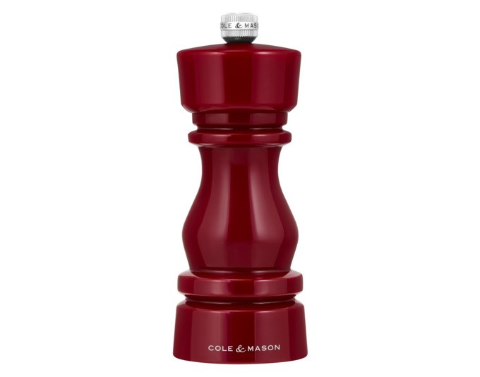 Rote Salzmühle aus Acryl der Marke COLE&MASON, 15 cm hoch, zylindrische Form mit sichtbarem Mahlwerk am oberen Ende der Mühle.
