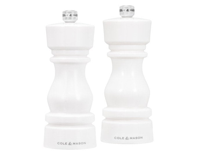 Weisses Pfeffer- und Salzmühlen-Set aus Acryl mit zylindrischer Form, Höhe 15 cm, von COLE & MASON auf hellem Hintergrund fotografiert.