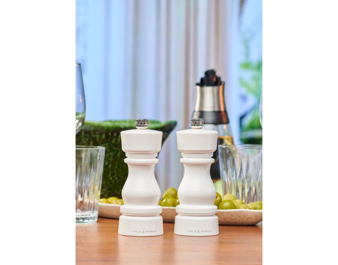 Weisses Pfeffer- und Salzmühlen-Set aus Acryl mit zylindrischer Form, Höhe 15 cm, von COLE & MASON auf hellem Hintergrund fotografiert.
