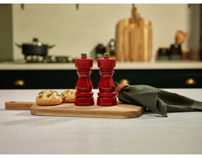 Rote Pfeffer- und Salzmühle aus Acryl, zylindrische Form, Höhe 15 cm, mit sichtbarem Mahlwerk am oberen Ende, COLE & MASON Set London.