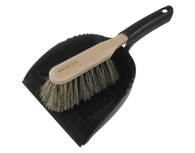 Kehrgarnitur mit Handwischer und Kehrschaufel aus Buchenholz, Arenga Fiber und Polypropylen in den Farben Natur und Braun
