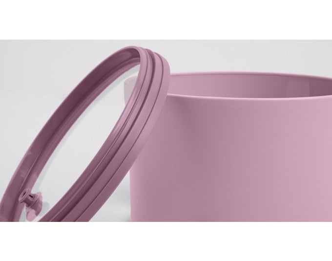 Vier stapelbare Vorratsdosen der Serie Tondo von BLIMPLUS in Mauve, unterschiedliche Grössen mit transparenten Deckeln und seitlichen Fenstern.