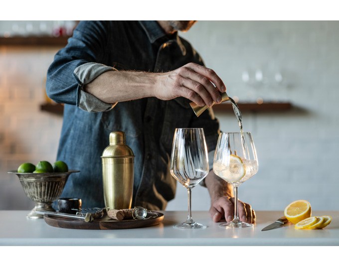 Vier transparente SCHOTT ZWIESEL Cocktailgläser Blossom aus Tritan Kristallglas mit gerundeter, blütenartiger Kelchform.