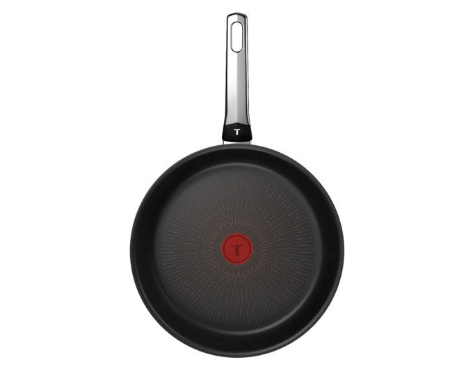 Schwarze TEFAL Bratpfanne Excellence G7 mit 28 cm Durchmesser, Antihaftbeschichtung und Chrom-Silber Griff auf weissem Hintergrund.