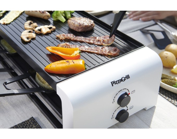 Weisser STÖCKLI Tischgrill PizzaGrill 4 Connect mit vier antihaftbeschichteten Pfännchen und wendbarer Aluguss-Grillplatte auf hellem Untergrund.