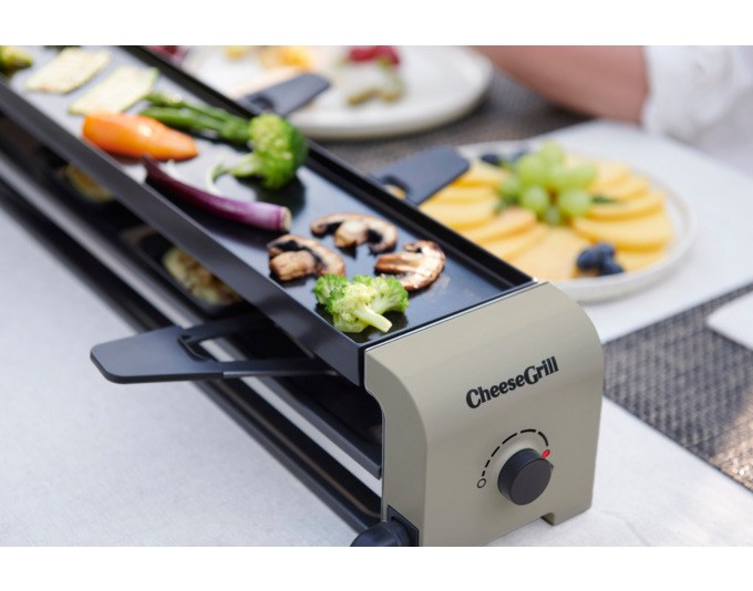 Tischgrill STÖCKLI CheeseGrill 2 Connect Set in Ivory Gold mit vier Pfännchen, Wende-Grillplatte und Parkdeck auf hellem Hintergrund.