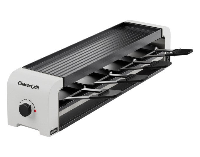 Weisser STÖCKLI Tischgrill CheeseGrill 4 Connect mit wendbarer Grillplatte, vier Pfännchen und Kunststoffspachteln auf hellem Untergrund.
