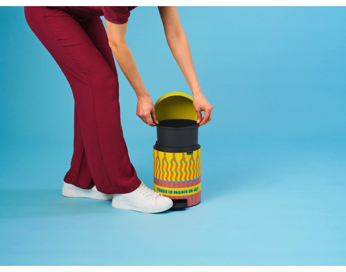 Mehrfarbiger BRABANTIA Treteimer NewIcon Yinka Ilori mit Pedal, Kunststoffdeckel und herausnehmbarem Einsatz, Fassungsvermögen 5 Liter.