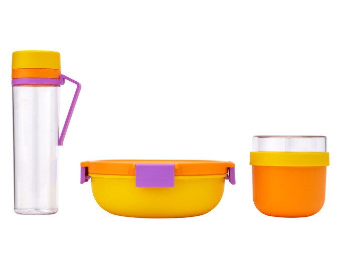 Mehrfarbiges 3-teiliges Kunststoff-Lunchset von BRABANTIA mit Wasserflasche, runder Frühstücksschale und Salatschüssel mit Deckel, freigestellt fotografiert.