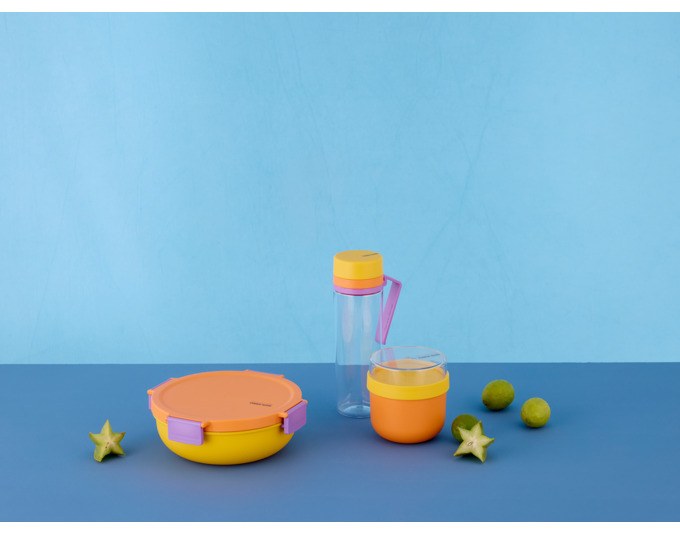 Mehrfarbiges 3-teiliges Kunststoff-Lunchset von BRABANTIA mit Wasserflasche, runder Frühstücksschale und Salatschüssel mit Deckel, freigestellt fotografiert.