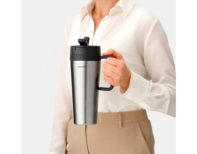Grauer Isolierbecher Make&Take von BRABANTIA aus doppelwandigem Edelstahl mit drehbarem Deckel und integriertem Flip-Trinkhalm, 24 cm hoch.