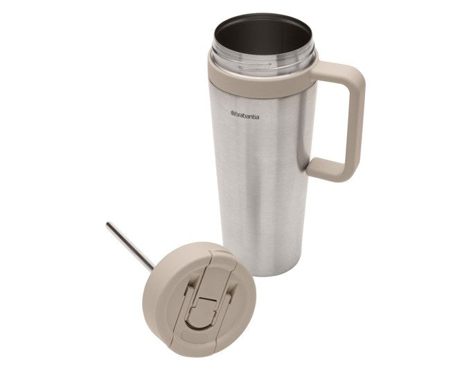 Doppelwandiger Edelstahl-Isolierbecher von BRABANTIA in Beige mit braunem Deckel, Flip-Trinkhalm und drehbarem 2-in-1-Verschluss, 1 Liter Fassungsvermögen.
