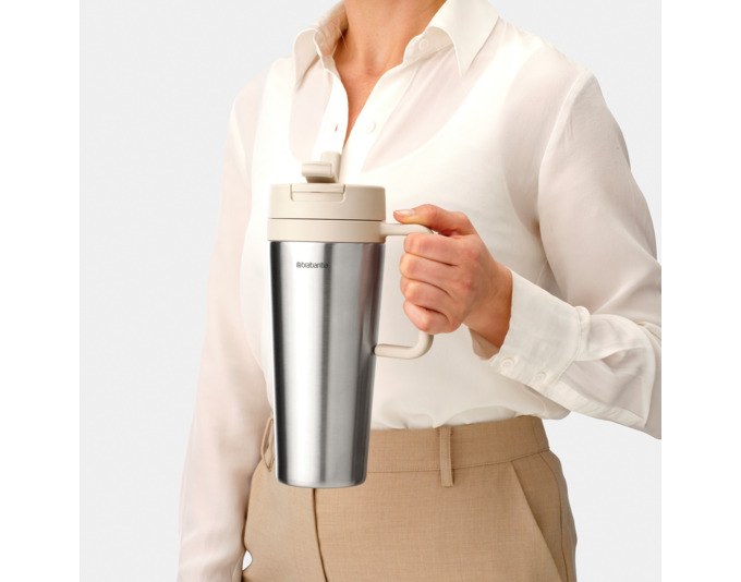 Doppelwandiger Edelstahl-Isolierbecher von BRABANTIA in Beige mit braunem Deckel, Flip-Trinkhalm und drehbarem 2-in-1-Verschluss, 1 Liter Fassungsvermögen.