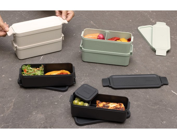 BRABANTIA Lunchbox Make&Take lang in Dark Grey, rechteckige Form mit Deckel und Clips, Bento-Aufteilung mit Trennwand sichtbar.