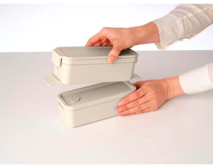 Beige-weisse Lunchbox aus Kunststoff mit Bento-Design, flexibler Trennwand, separatem Behälter und Clip-Deckel von BRABANTIA.