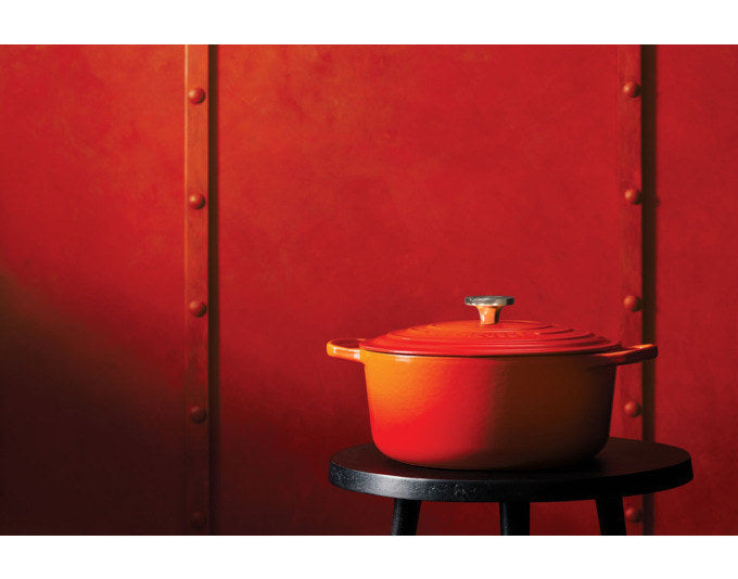 Runder Bräter Signature Crucible von LE Creuset in Ofenrot aus Gusseisen mit Deckel