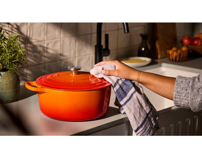 Runder Bräter Signature Crucible von LE Creuset in Ofenrot aus Gusseisen mit Deckel