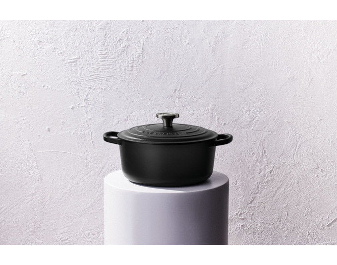 Schwarzer runder Bräter aus emailliertem Gusseisen mit Deckel, LE Creuset Signature Crucible