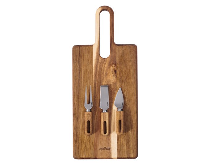 ZYLISS Käsemesserset mit Servierbrett M aus Akazienholz, Farbe Natur/Braun, bestehend aus Käsegabel, Hartkäsemesser und Käsebeil auf Holzbrett.