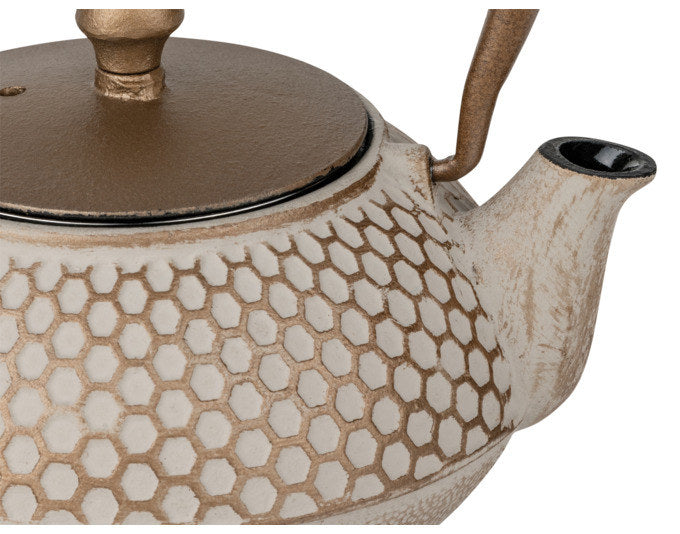 Gusseiserne BREDEMEIJER Teekanne Jiangxi in Beige mit strukturierter Oberfläche, goldfarbenen Akzenten und herausnehmbarem Edelstahlfilter.