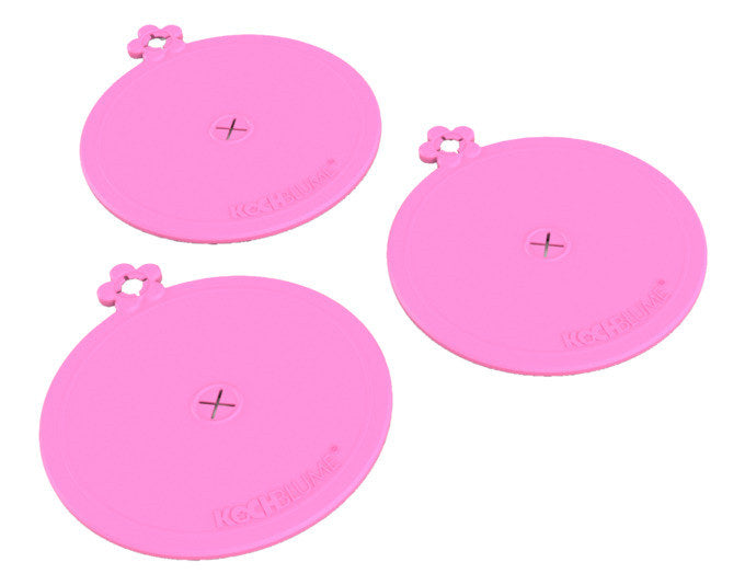 Drei runde Glasabdeckungen aus flexiblem Silikon in Pink und Rot, ø 10 cm, mit mittiger Öffnung für Strohhalme und seitlichem Griff.