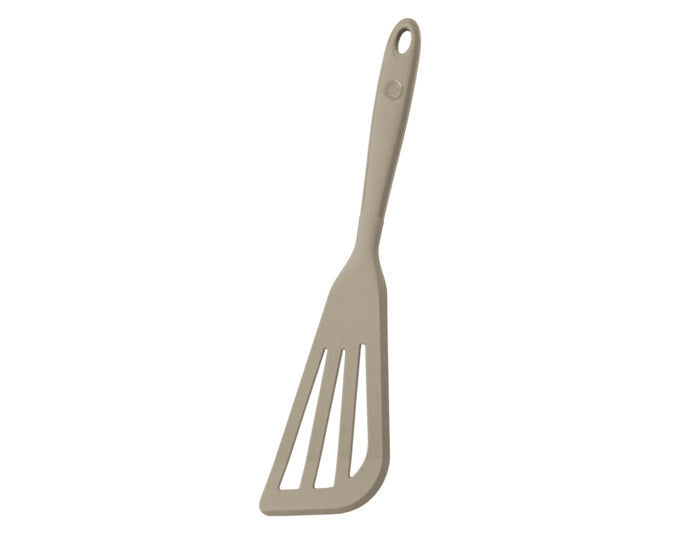 Taupefarbener Pfannenwender aus Silikon mit Edelstahlkern, abgeschrägte Form mit Schlitzstruktur, Länge 32 cm, Breite 8 cm, Höhe 1 cm.