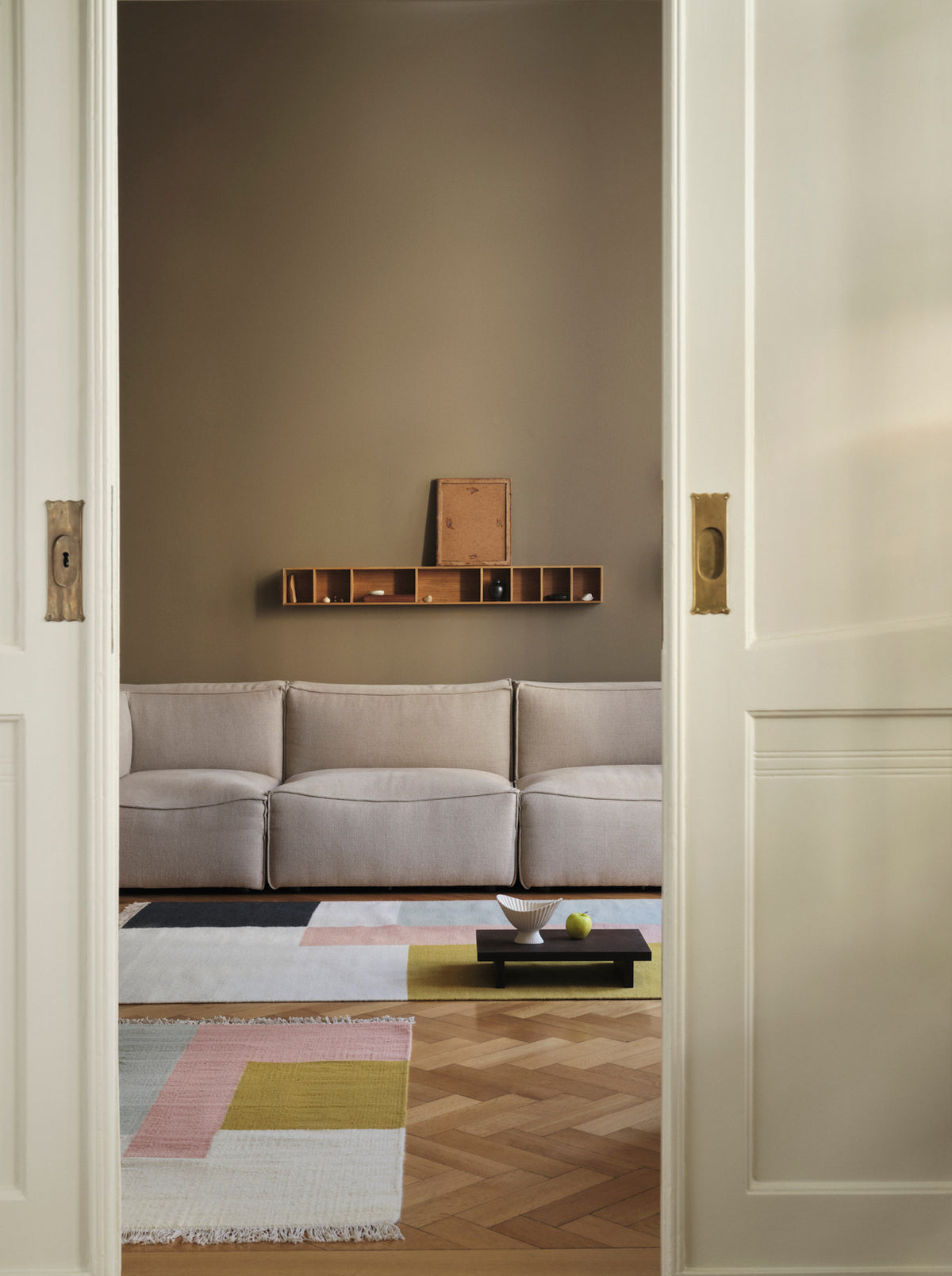 Mehrfarbiger Kelim Teppich Gross von Ferm Living aus 80% Wolle und 20% Baumwolle, handgewebt mit traditionellem Kelim-Muster und grober Struktur.