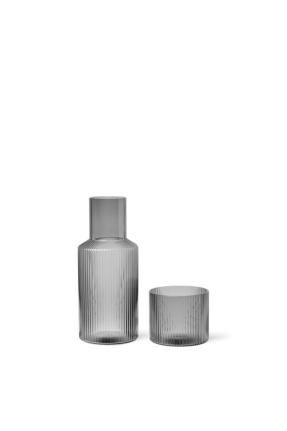 Ripple Karaffeset klein in Rauchgrau präsentiert im Onlineshop von KAQTU Design AG. Karaffe ist von Ferm Living