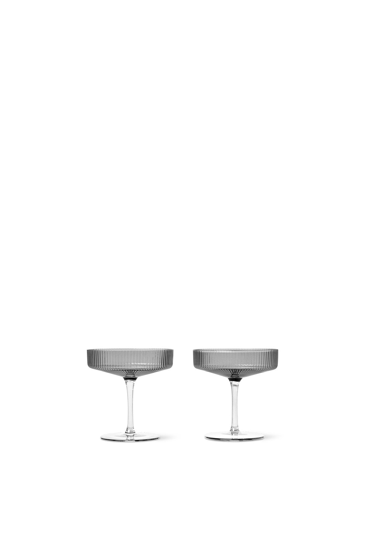 Ripple Champagnerglas 2er Set in Rauchgrau präsentiert im Onlineshop von KAQTU Design AG. Champagner Flutes ist von Ferm Living