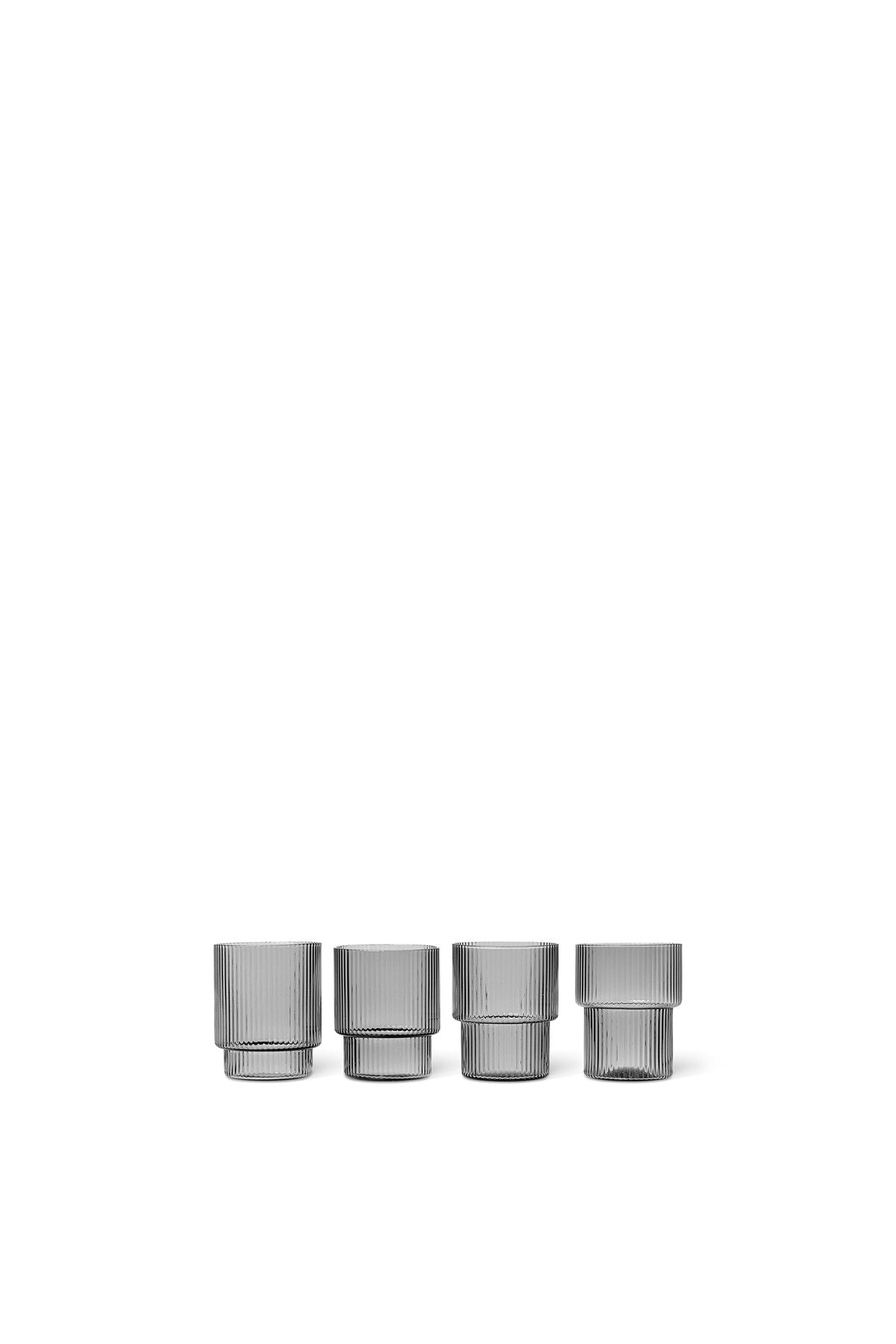 Ripple Gläser 4er Set in Rauchgrau präsentiert im Onlineshop von KAQTU Design AG. Trinkgläser ist von Ferm Living