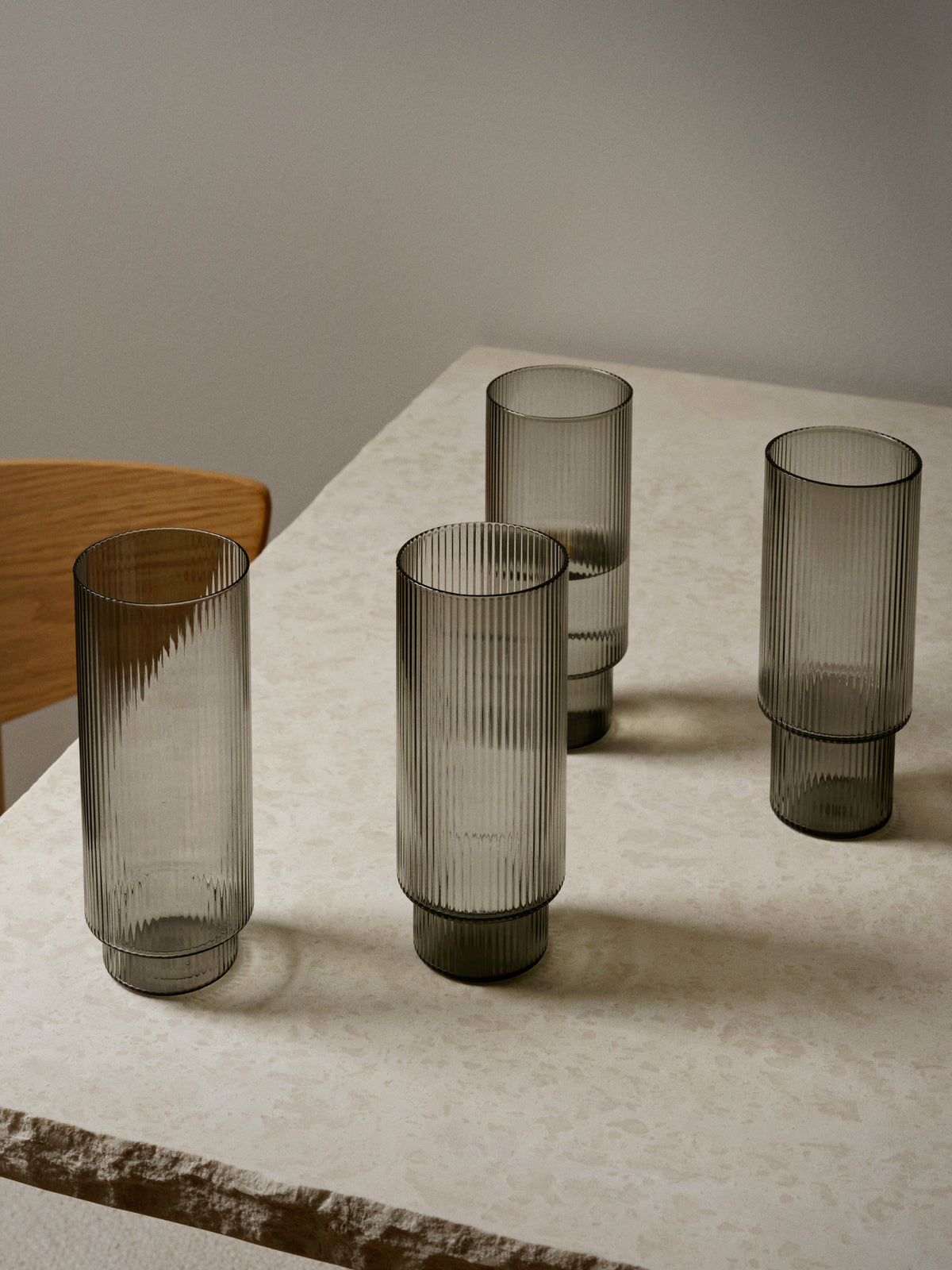 Ripple Longdrink Gläser 4er Set in Rauchgrau präsentiert im Onlineshop von KAQTU Design AG. Cocktailgläser ist von Ferm Living