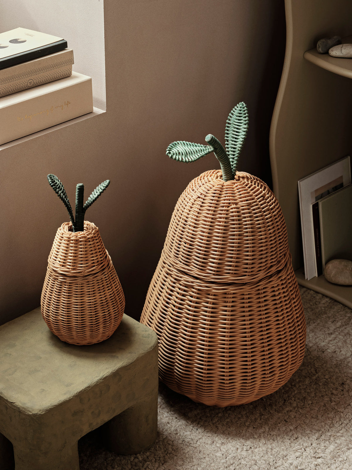 Handgeflochtener Aufbewahrungskorb in Birnenform aus Rattan, Farbe Natur, mit seitlichen Tragegriffen, Grösse extra gross von Ferm Living.