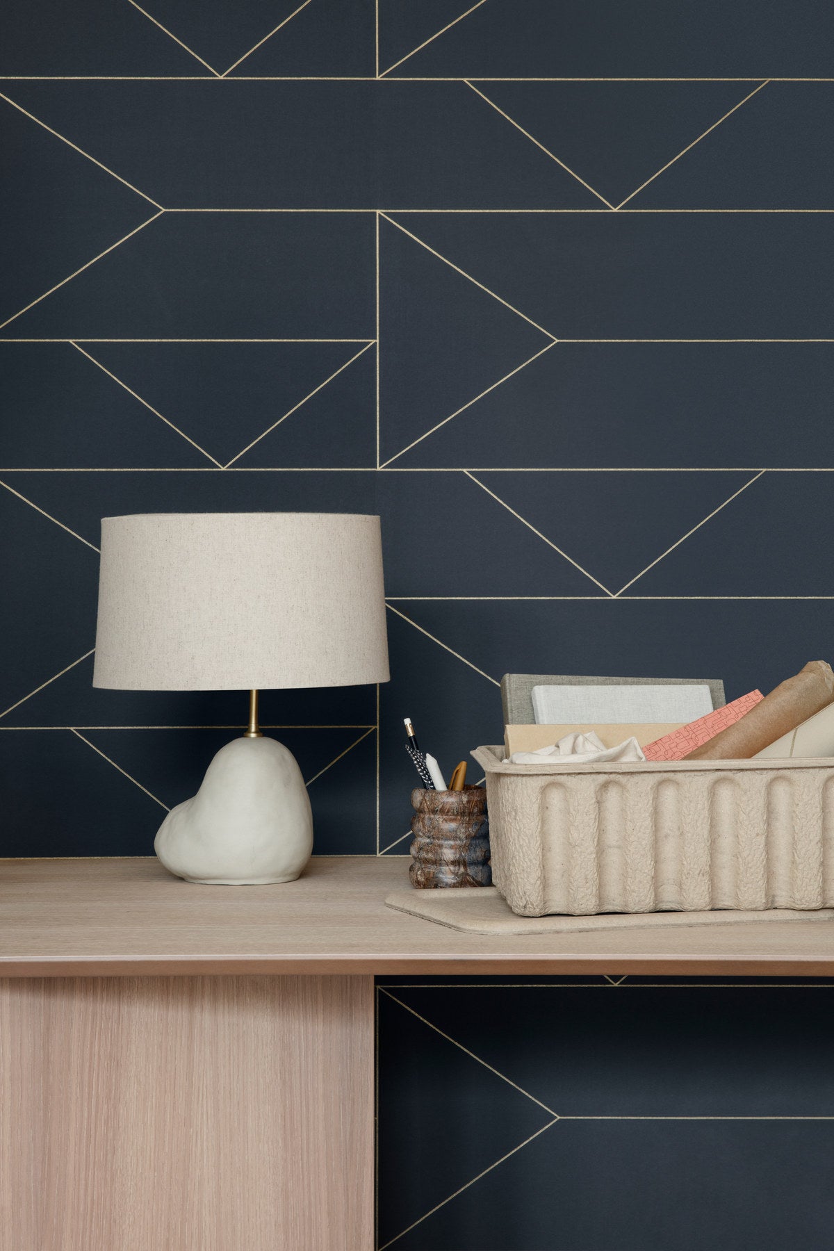 Hebe Lampensockel in Cremeweiss präsentiert im Onlineshop von KAQTU Design AG. Lampenständer ist von Ferm Living