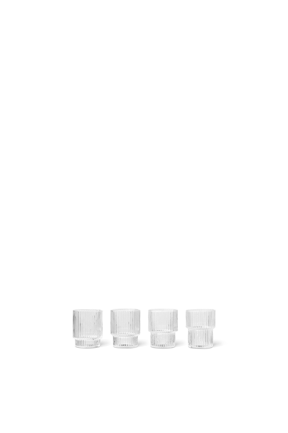 Ripple Gläser klein 4er Set in Klar präsentiert im Onlineshop von KAQTU Design AG. Trinkgläser ist von Ferm Living