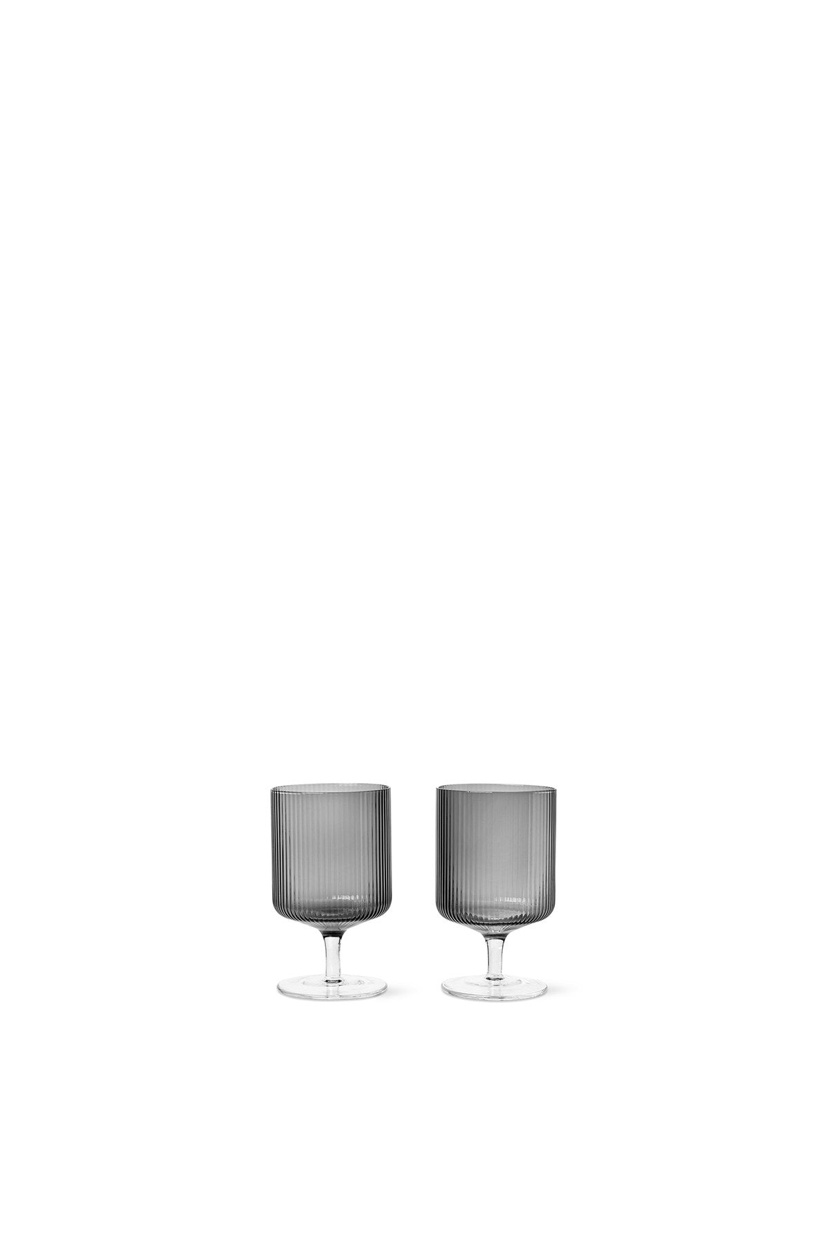 Ripple Weingläser 2er Set in Rauchgrau präsentiert im Onlineshop von KAQTU Design AG. Universal Weingläser ist von Ferm Living