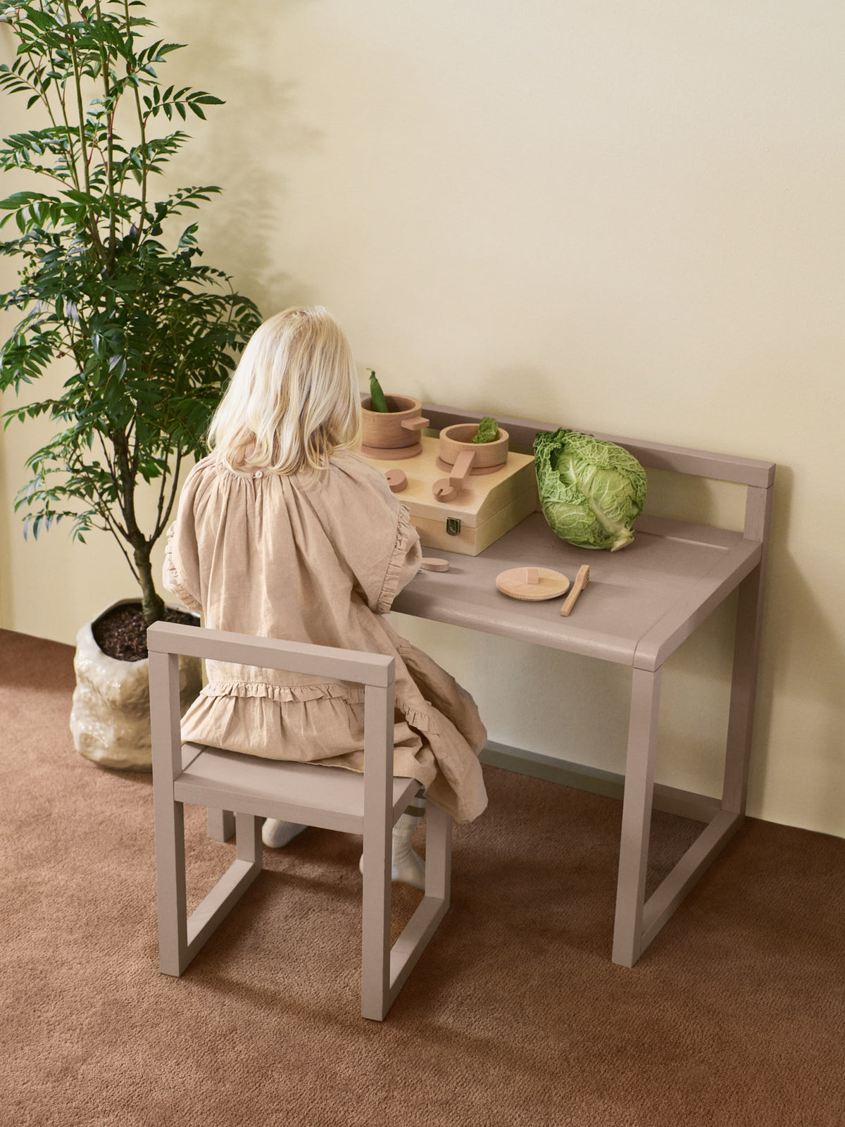 Little Architect Tisch in Kaschmir präsentiert im Onlineshop von KAQTU Design AG. Schreibtisch ist von Ferm Living