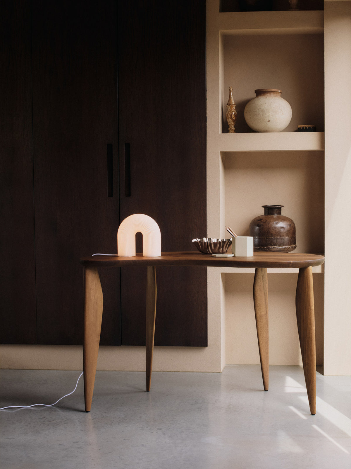 Vuelta Tischlampe in Weiss präsentiert im Onlineshop von KAQTU Design AG. Tischleuchte ist von Ferm Living