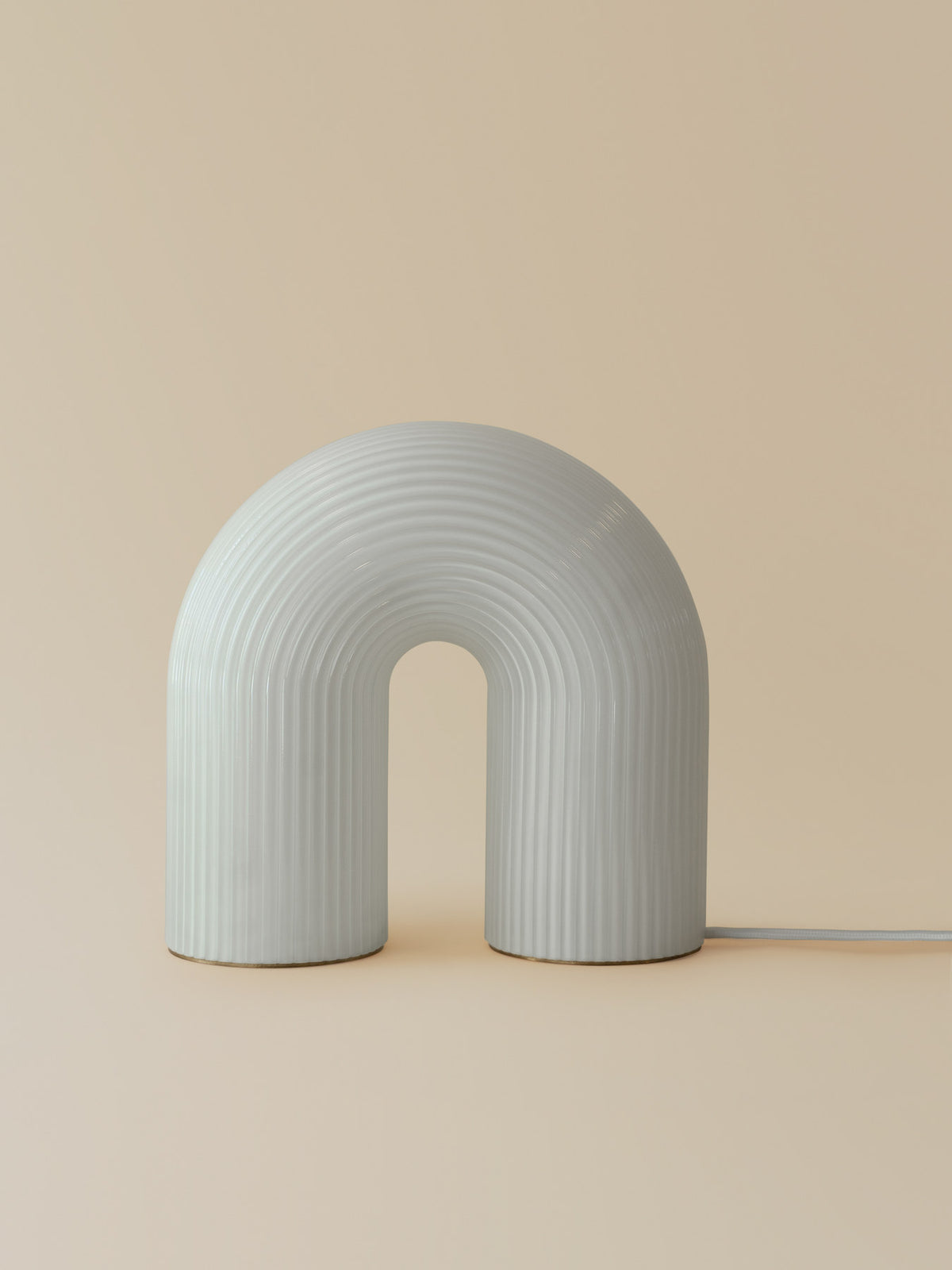 Vuelta Tischlampe in Weiss präsentiert im Onlineshop von KAQTU Design AG. Tischleuchte ist von Ferm Living