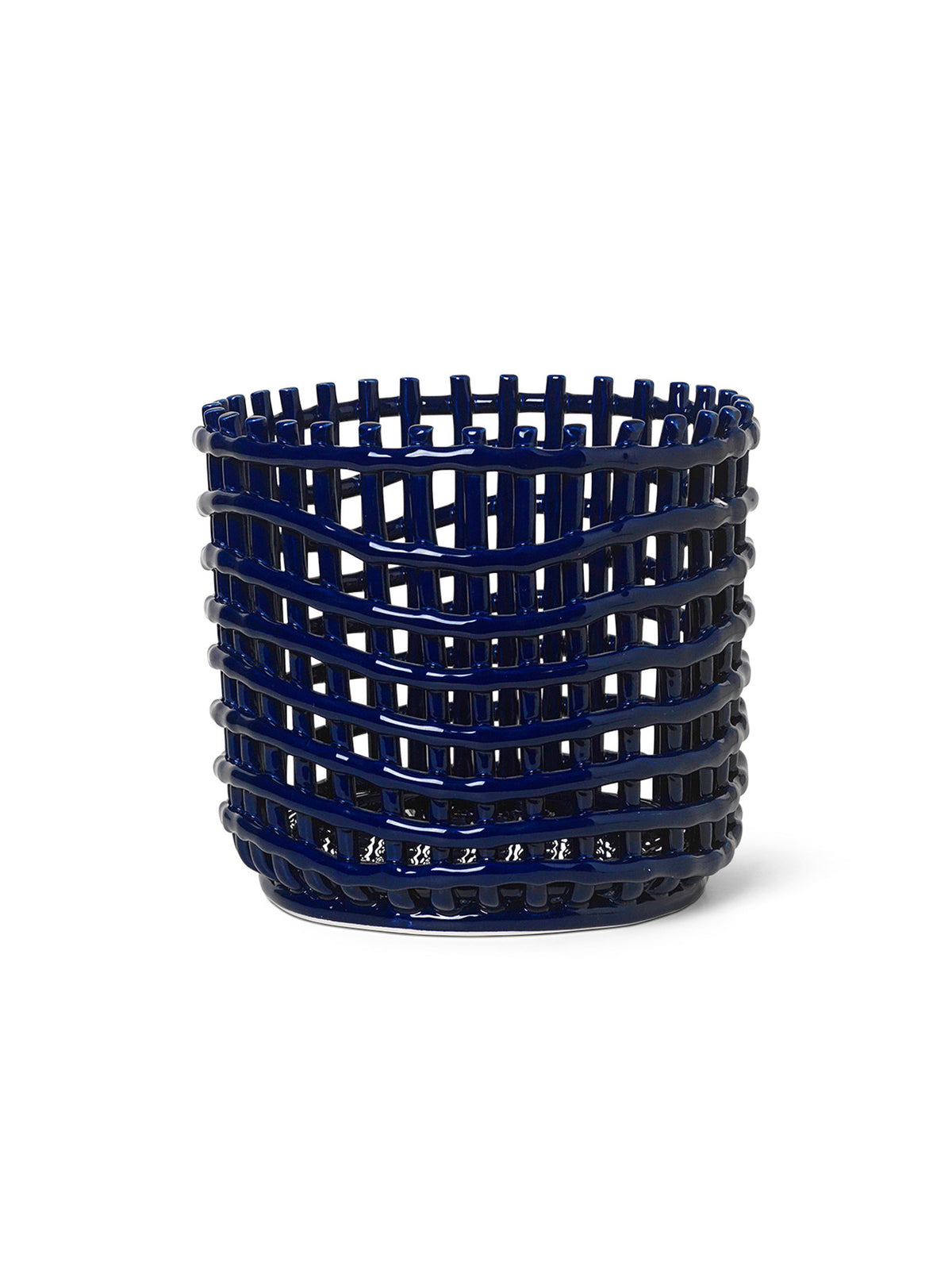 Keramikkorb von Ferm Living in Silber aus galvanisierter Keramik, handgeformt mit geflochtener Struktur, rund, Grösse D 16 x H 14.5 cm.