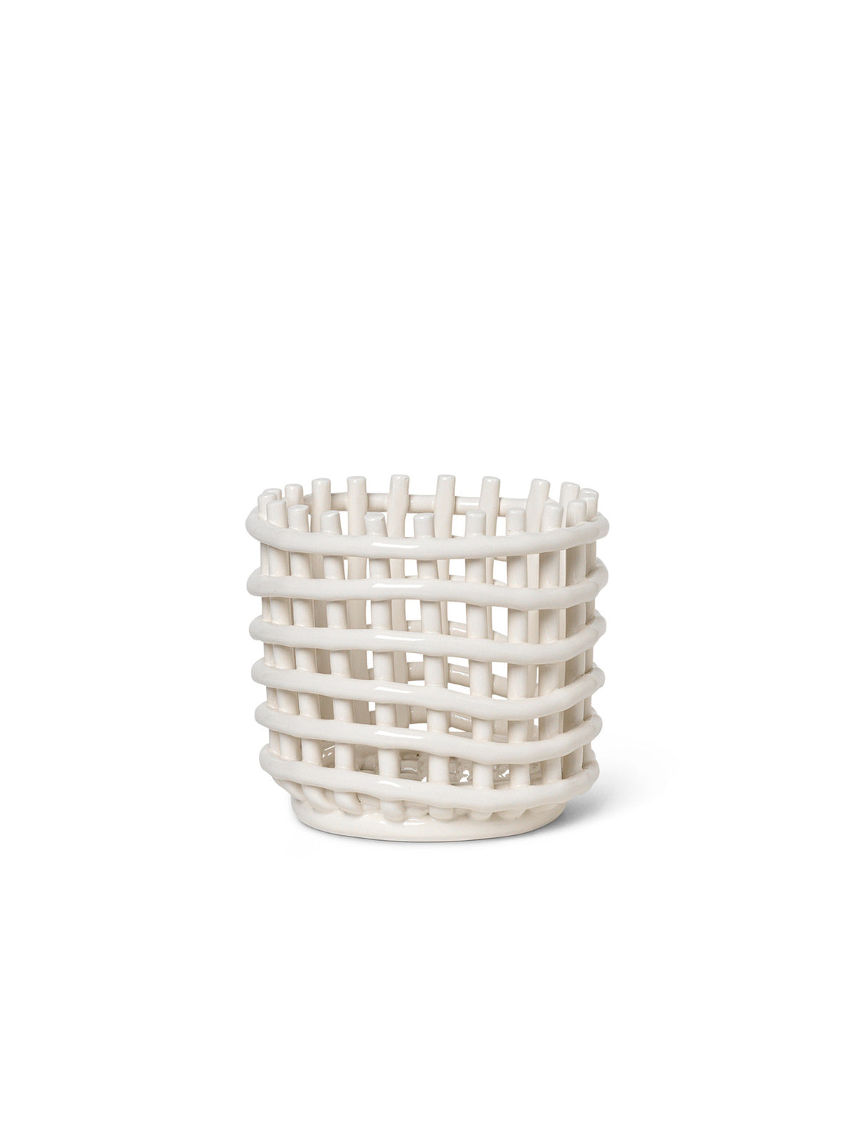 Keramikkorb von Ferm Living in Silber aus galvanisierter Keramik, handgeformt mit geflochtener Struktur, rund, Grösse D 16 x H 14.5 cm.