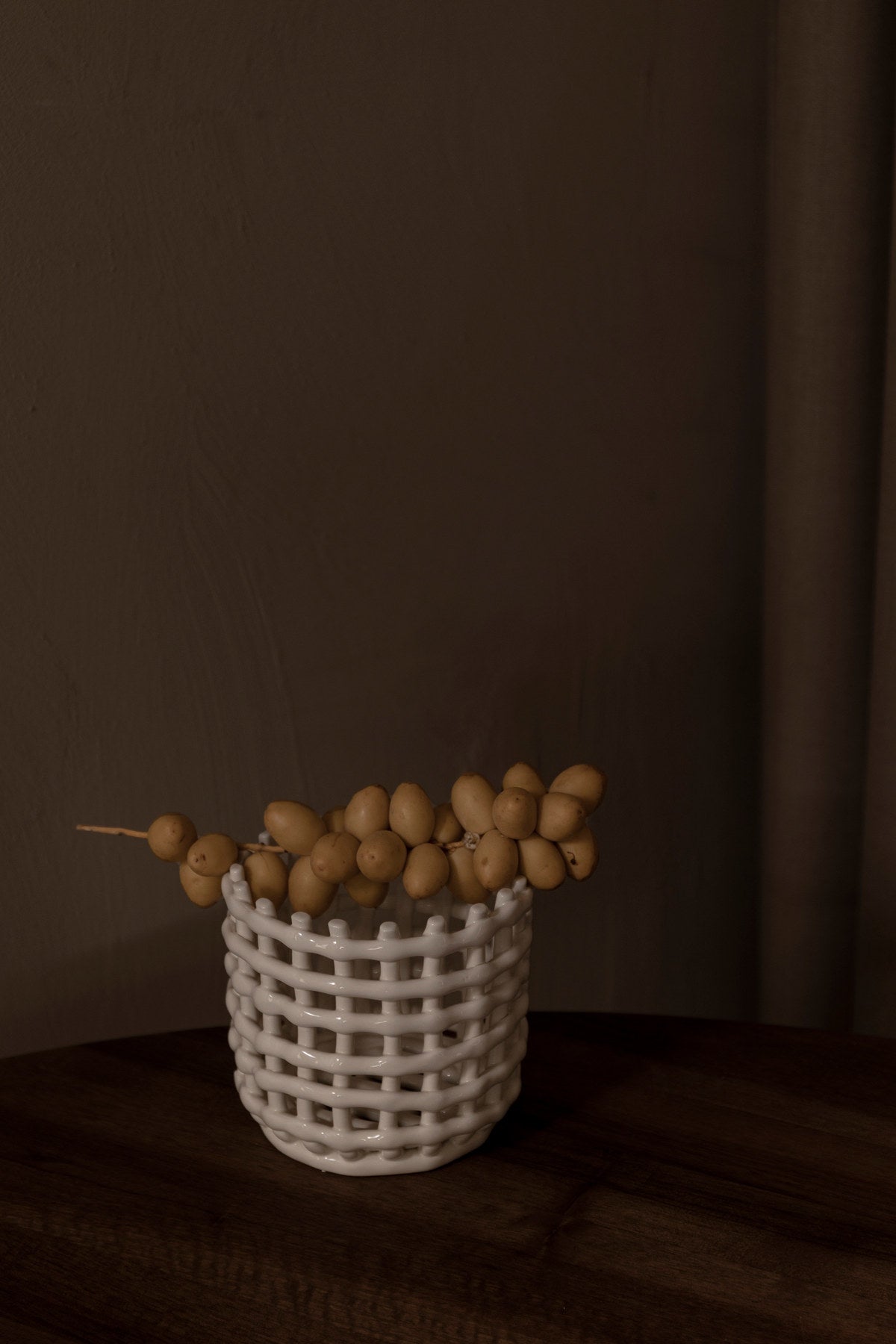 Braided geflechteter Korb klein in Cremeweiss präsentiert im Onlineshop von KAQTU Design AG. Aufbewährungskörbe ist von Ferm Living