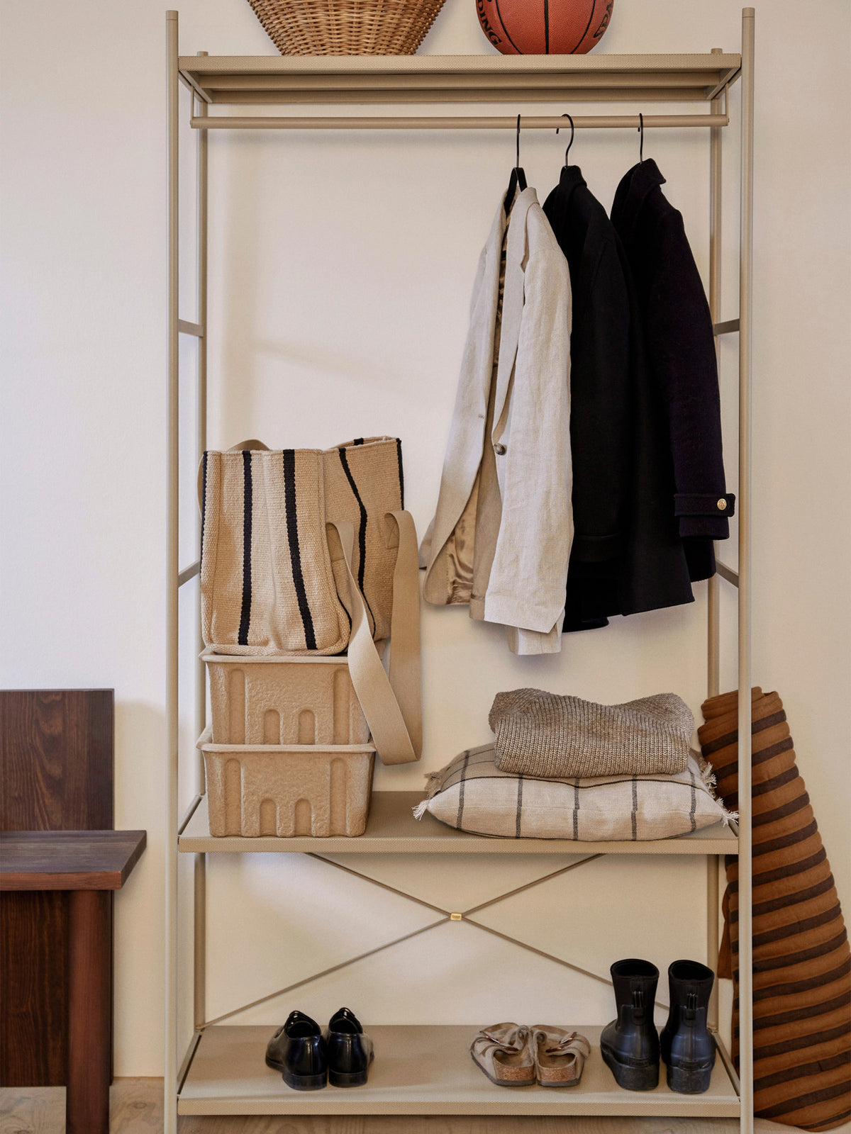 Punctual Regalsystem - Leiter 5 Stufen in Kaschmir präsentiert im Onlineshop von KAQTU Design AG. Regalsystem Einzelteile ist von Ferm Living
